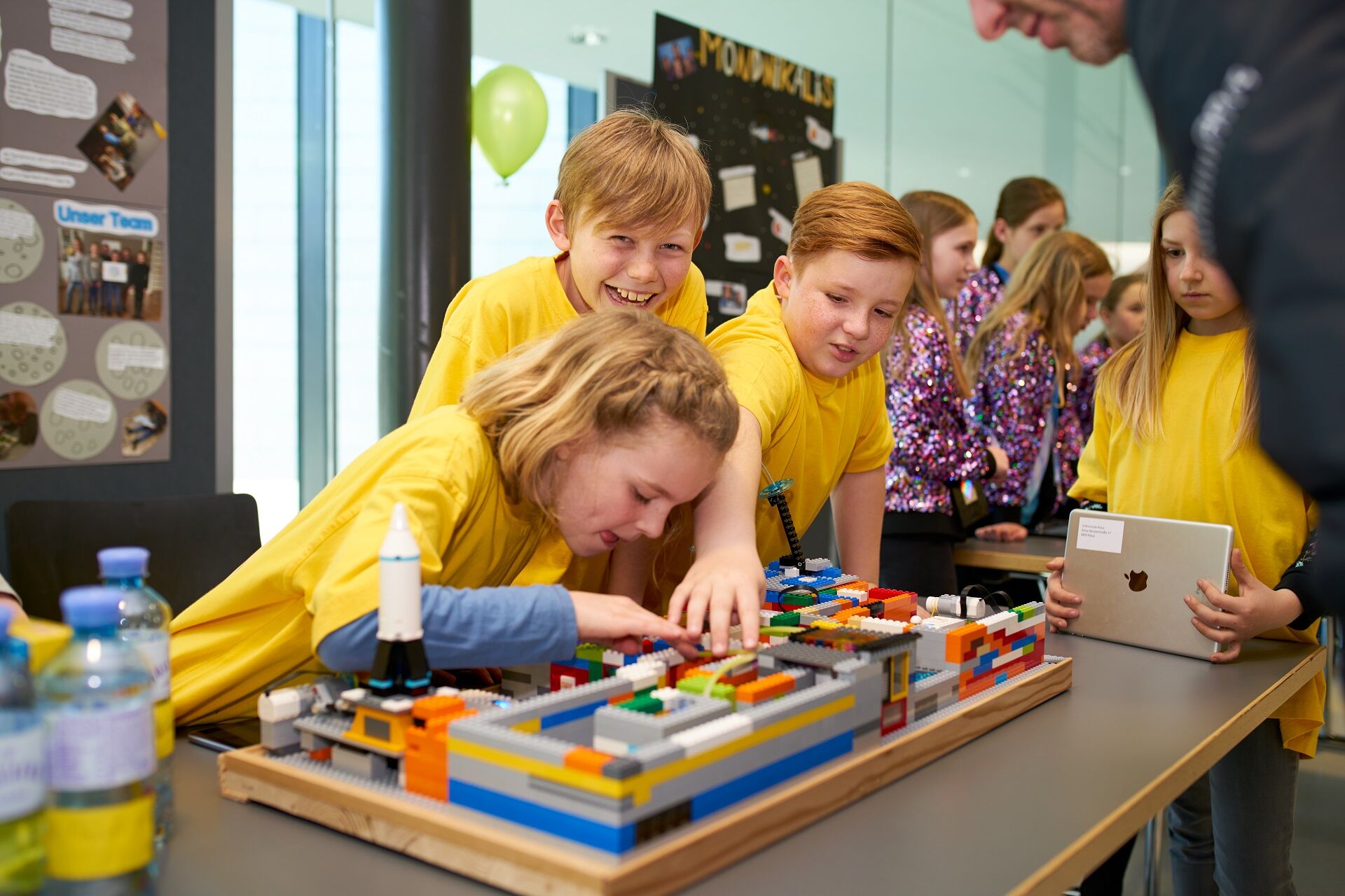 Explore FIRST LEGO League ein MINTBildungsprogramm für alle von 4 bis 16
